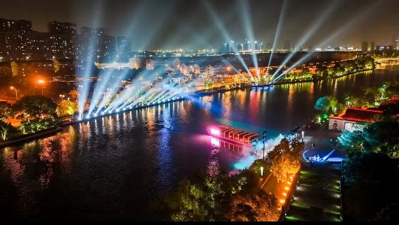 Ночная экскурсия по Гусу + входной билет в иммерсивную тематическую зону "Цин Юань Нянь 2" (включая бесплатный костюм, интерактивные развлечения и иммерсивный тур) + прогулка по улице Пинцзян