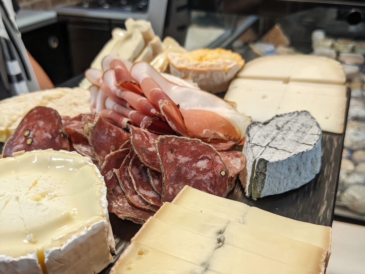 Paris: Montmartre/Pigalle Foodie Tour with Tastings