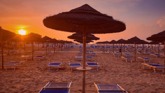 Rimini: beach umbrella, drink and Jacuzzi at 26 TikiBeach