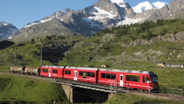 Von Mailand: Tagesausflug mit der Zugverbindung Bernina und nach St. Moritz