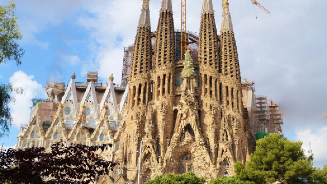 Sagrada Familia: Guided Tour with Optional Access to the Passion Tower