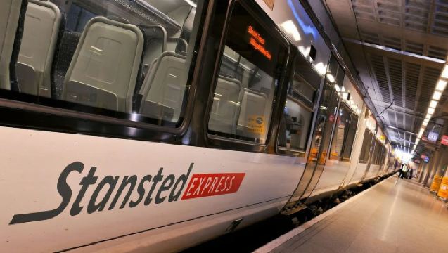 Snelle trein vervoersservice vanaf Stansted Airport Station (enkele reis of heen- en terugreis / annulering mogelijk tot 1 dag van tevoren / directe aankoop en vertrek)