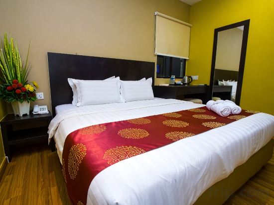 Capital O 91074 Grand World Hotel Room Type - Deluxe King Room