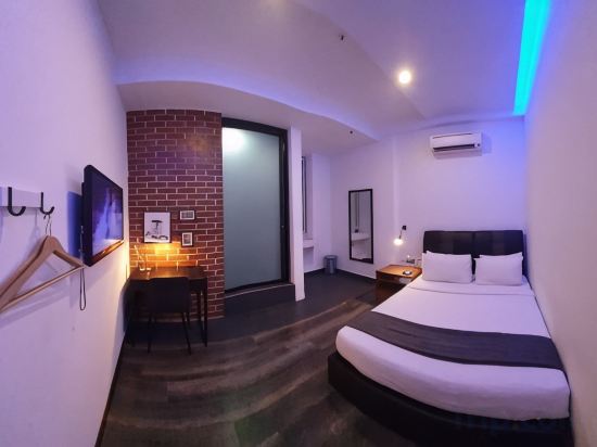 Roomies Suites - Tap to explore photos