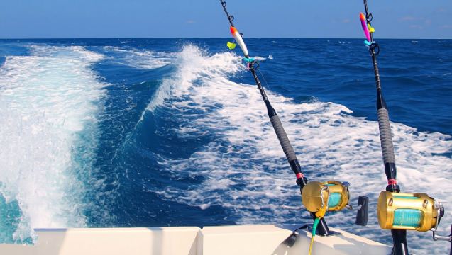 沖縄海釣り半日ツアー|3時間セーリング + 12人乗り/チャーターボート + 那覇ホテル送迎