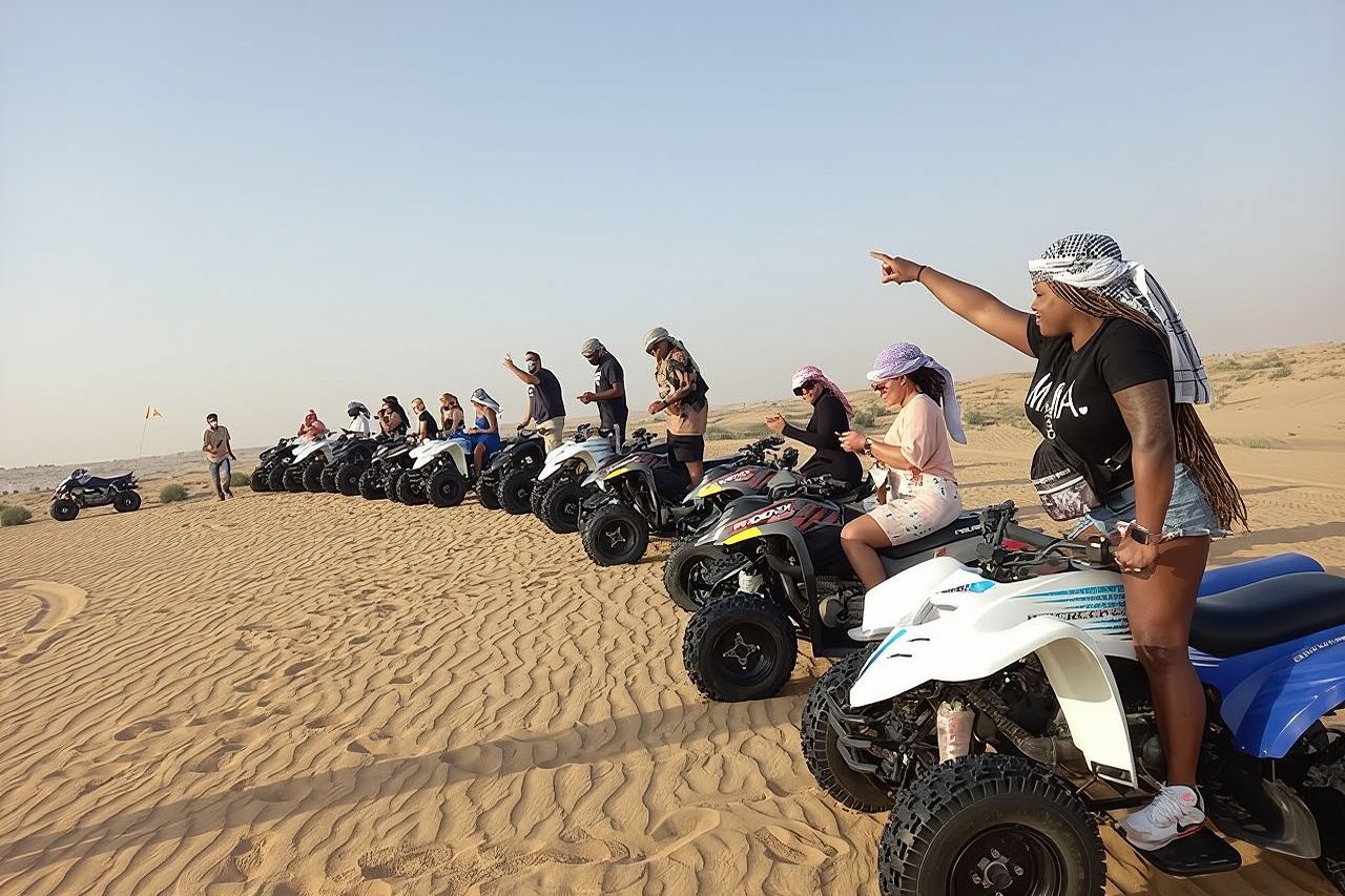 Dubai: 60 minuti di guida autonoma in quad ATV, giro in cammello, surf sulla sabbia