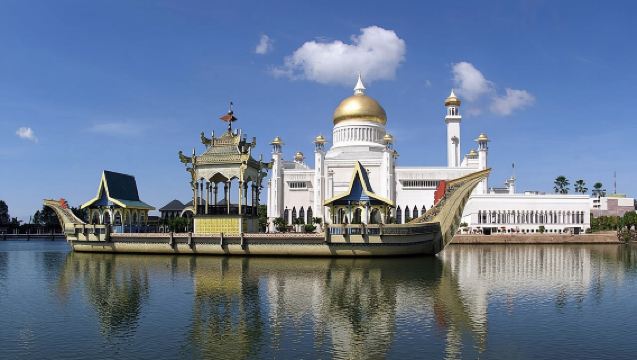 Brunei Half Day City Tour with Royal Regalia & Sultan Omar Ali Saifuddin Mosque