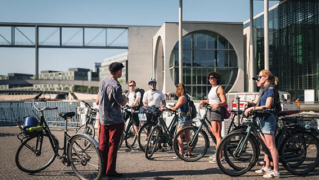 Berlin: Guided Bike Tour to Explore the Highlights