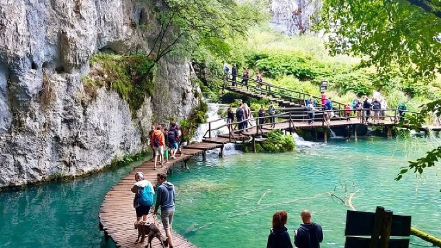 ทัวร์วันอุุทยานแห่งชาติทะเลสาบพลิทวิเซ่จากซาดาร์ เรียบง่ายและปลอดภัย