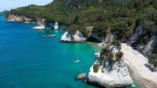 Однодневная экскурсия на лодке к бухте Соборов в Хахей.