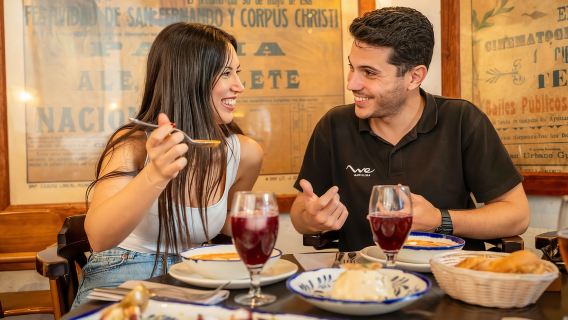 Sevilla: Visita guiada de tapas, vino y espectáculo flamenco