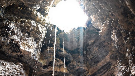 Expedición ancestral a través de la cueva de la fábrica