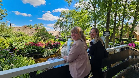 Giethoorn Guided Tour with Cruise and Cheese Platter from Amsterdam