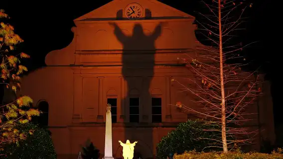 New Orleans Dead of Night Ghosts and Cemetery Bus Tour