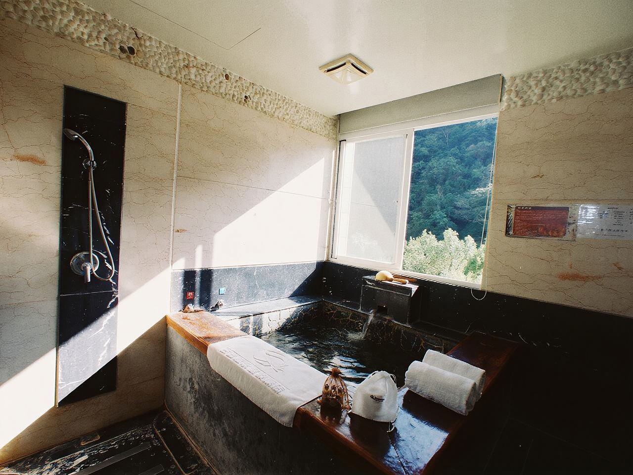 苗栗｜日出溫泉渡假飯店｜溫泉泡湯・雙人湯屋