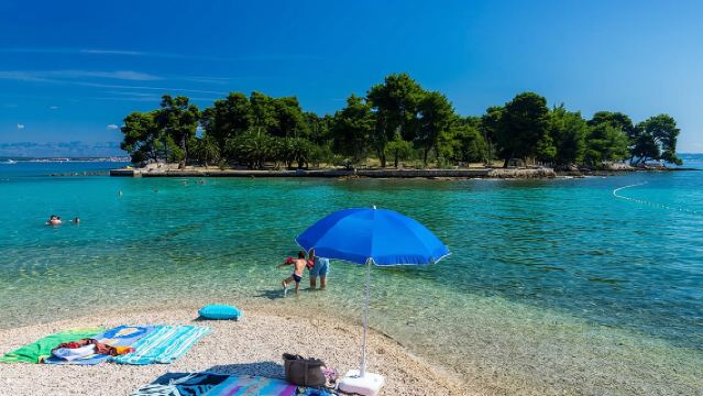 Посетите 2 острова Задара на традиционной деревянной лодке во время однодневной экскурсии.