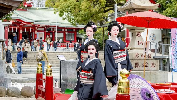 Esperienza approfondita della tradizione culturale giapponese a Tokyo: cerimonia di purificazione con il fuoco sacro al tempio + giochi tradizionali giapponesi con una geisha