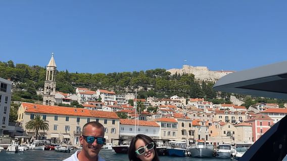Desde Split: recorrido en lancha rápida por la Cueva Azul, Hvar y las 5 islas