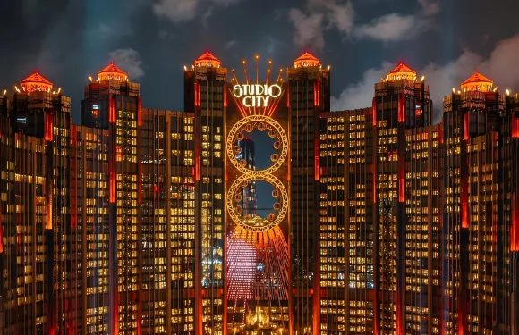 澳門新濠影匯套票：全球唯一8字形摩天輪