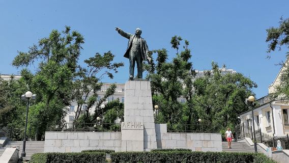 Lenin's Square + Glass beach + Bukhta Lazurnaya day tour