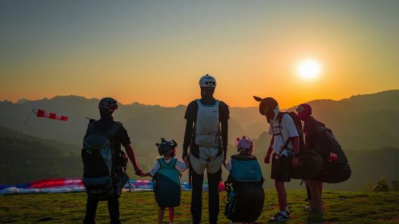 張家界滑翔傘飛行體驗【專業教練帶飛+定制夕陽飛行+團隊票】
