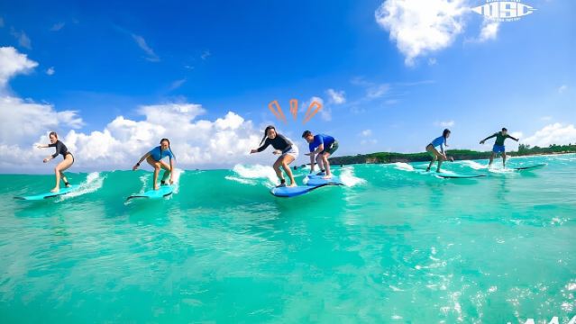 Clases de surf grupales en Punta Cana: divertidas, fáciles y para principiantes