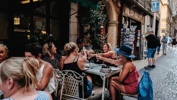 Verona walking tour:food, wine, legends, lunch/dinner & cable car