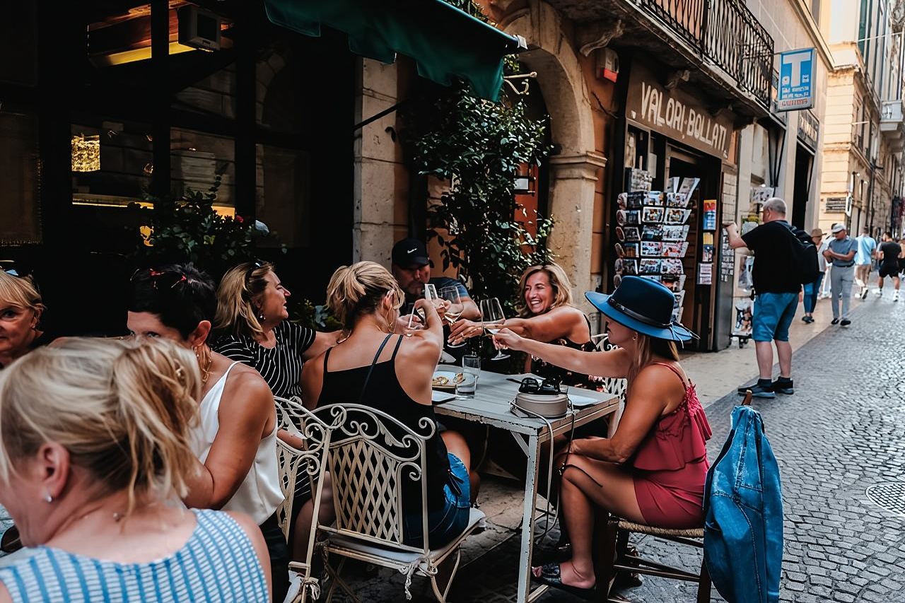 Verona walking tour:food, wine, legends, lunch/dinner & cable car