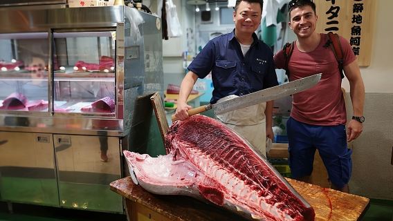Tsukiji Fish Market Food Walking Tour (14 stops + Seafood Lunch)