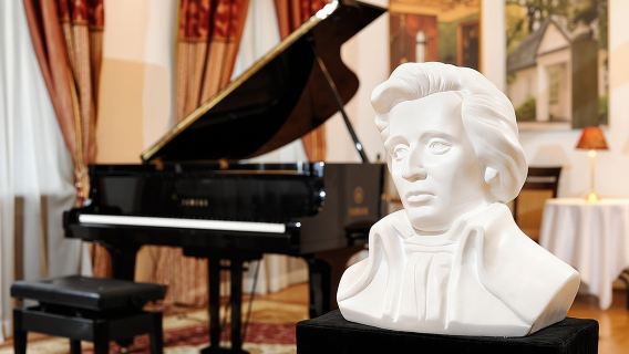คอนเสิร์ตเปียโนโชแปงที่ Chopin Gallery พร้อมไวน์สักแก้ว