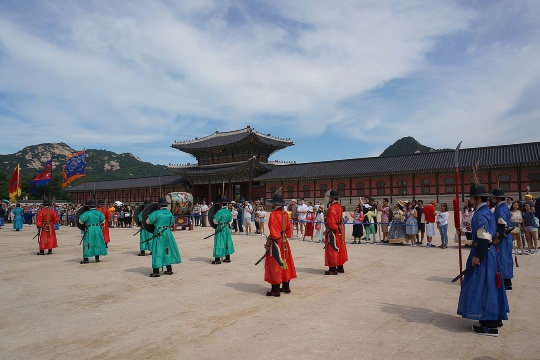 Customized Private Seoul tour: Palace, Market etc(Airport Option)