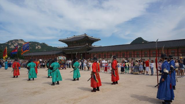 Customized Private Seoul tour: Palace, Market etc(Airport Option)