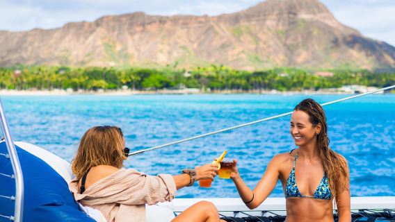 Lên tàu từ Bãi biển Waikiki cho chuyến đi thuyền Aloha Hour của chúng tôi