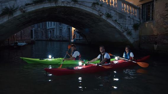 Venezia: tour guidato in kayak lungo il canale di giorno, di notte o al tramonto