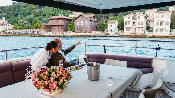 Türkiye Bosphorus Sunset Cruise with Luxury Yacht (Small Group + Snacks and Drinks Included)