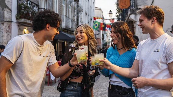 Private Night Bar Crawl in Lisbon with Local Guide and Drinks