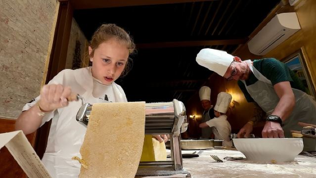 Kelas Memasak Pasta dan Tiramisu di Roma: Ravioli, Fettuccine & Anggur Berkualitas 5*