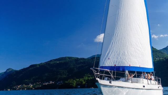 ล่องเรือชมพระอาทิตย์ตกในทะเลสาบโคโมพร้อมกัปตันส่วนตัว