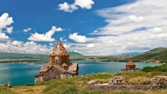 エレバン発：ガルニ神殿、ゲガルド修道院、石のシンフォニーとベーキング体験