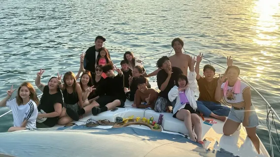 [Yachtvermietung in Hongkong Sai Kung] 55-Fuß-Yacht (empfohlen für 5-15 Personen) [Kostenloses Mittagessen + Wasserrutsche + Bananenboot + Speedboot] Mehrere Sai Kung-Routen wie Half Moon Bay / Nam Fung Wan
