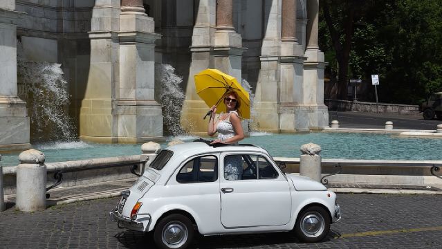 ภาพถ่ายรถ Fiat 500 ในกรุงโรม ทั้งกลางวันและกลางคืน พร้อมบริการรับส่งและผู้เชี่ยวชาญท้องถิ่น