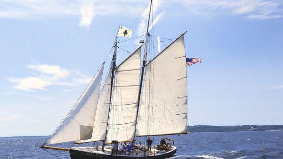 แคมเดน: ทัวร์ล่องเรือชมพระอาทิตย์ตกกับเรือ Schooner Surprise