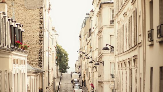 Montmartre : Small Group Guided Walking Tour