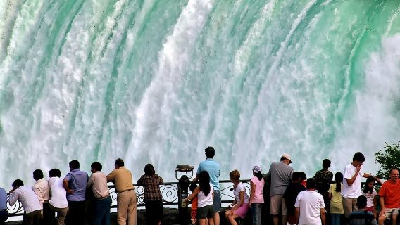 Luxury Niagara Falls Day Trip from Toronto with Cruise and Lunch