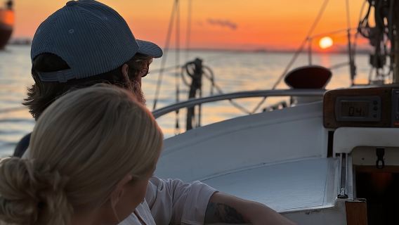 Romantic Sunset Sailing Experience in Lisbon