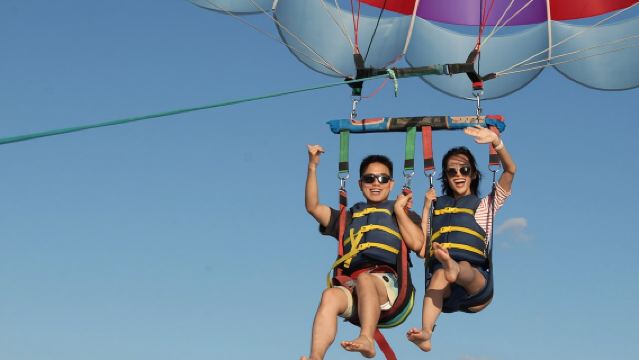 Esperienza di parasailing a Waikiki, Hawaii