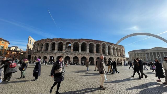 Verona: City Walking Tour with Cable Car Ride & Wine Aperitif