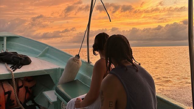 Tour locale in barca al Santuario di Los Arcos con bioluminescenza e tramonto