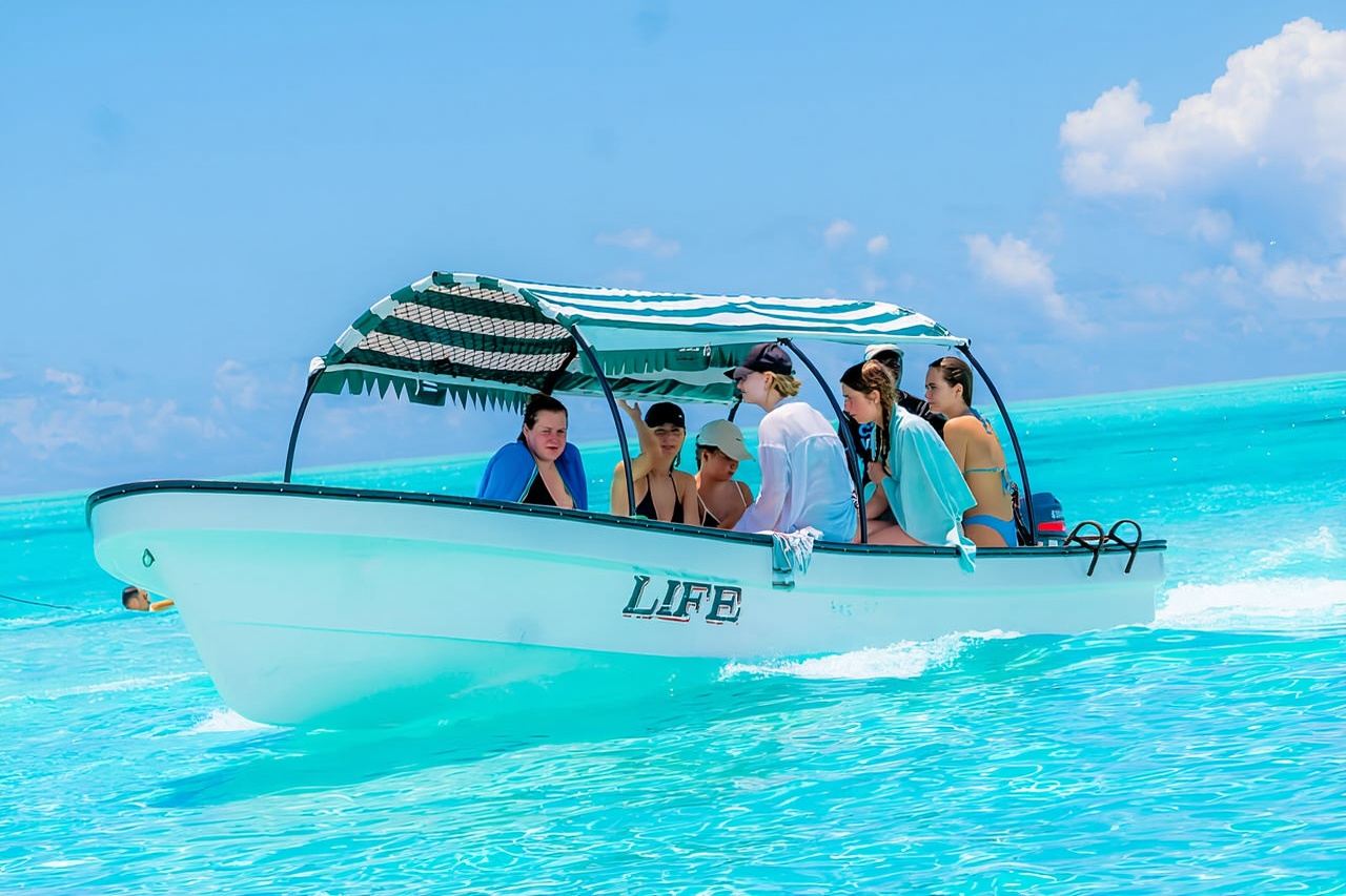 ดำน้ำตื้นชมแนวปะการัง Mnemba และว่ายน้ำกับโลมาผจญภัย