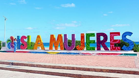Navegación al atardecer a Isla Mujeres con traslado a Cancún
